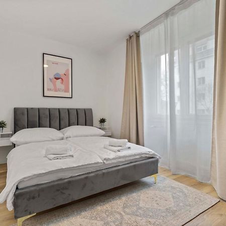 2 Bedroom Apt Steps To Nivy Station Pressburg Exterior foto