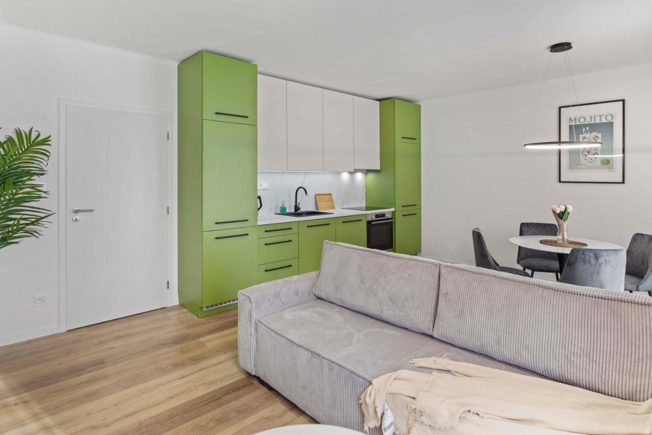 2 Bedroom Apt Steps To Nivy Station Pressburg Exterior foto